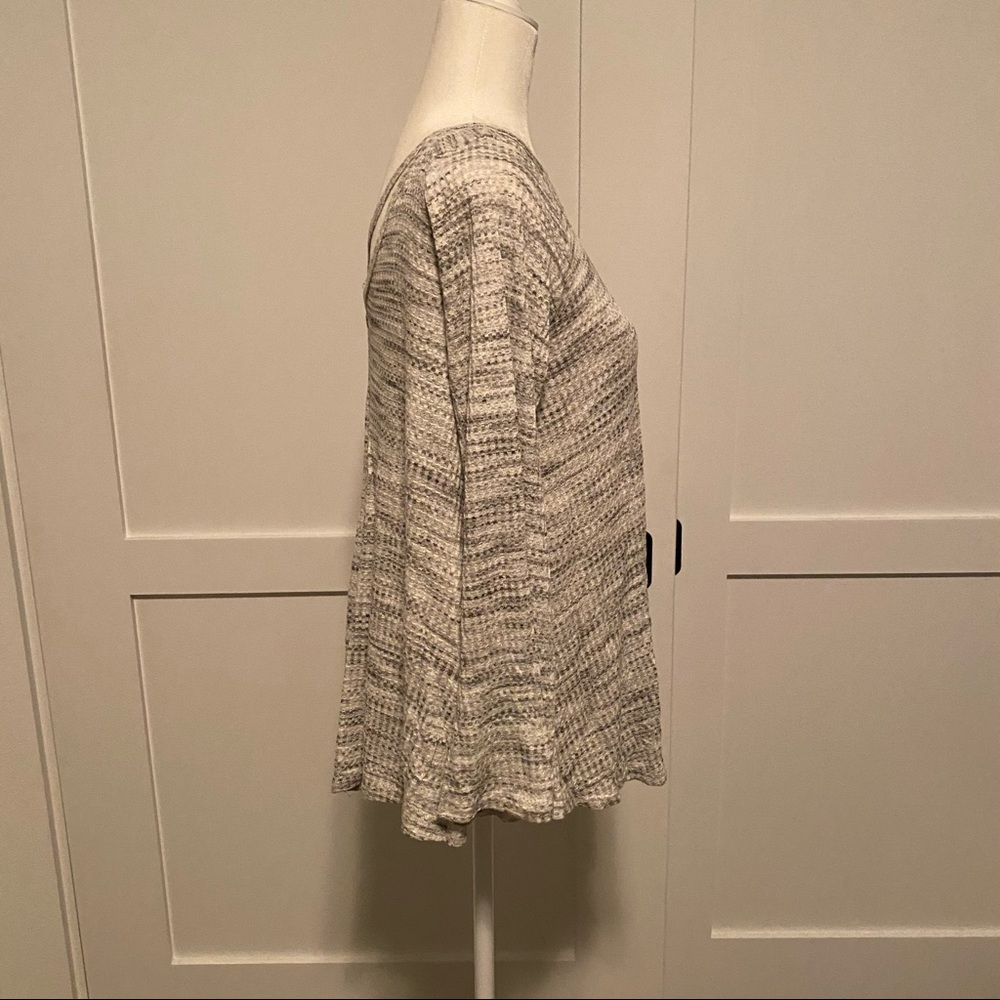 Gray and white long sleeve flowy tee - Picture 2 of 7